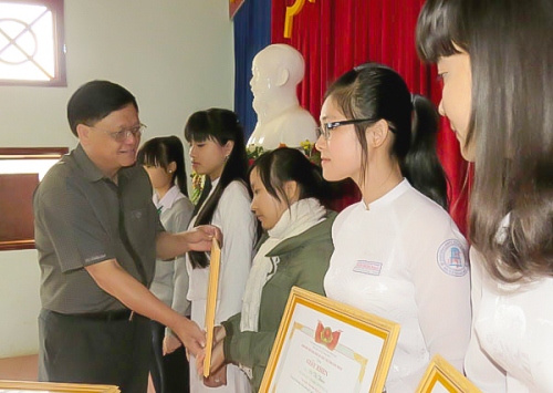 5 lý do ...'đừng' cố học giỏi ở Việt Nam khiến vạn người 'bái phục'