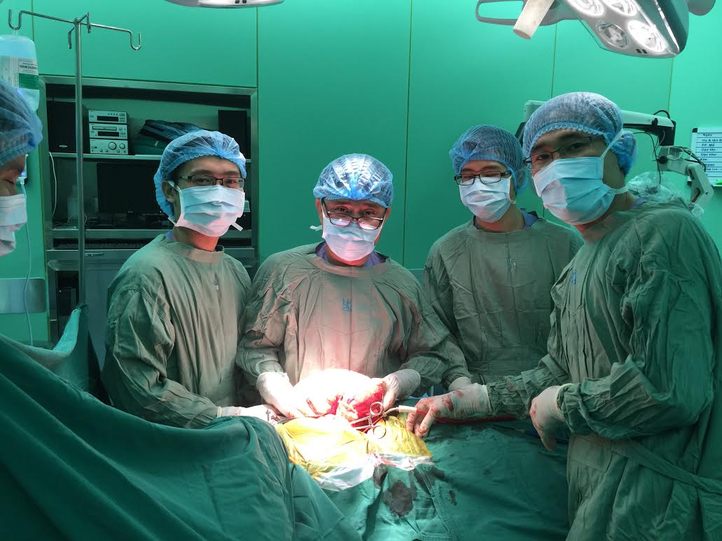 Khối u quái được các bác sĩ lấy ra từ bệnh nhân.