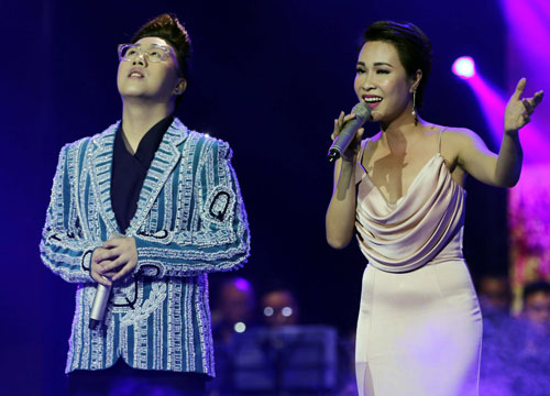 Ca sĩ Uyên Linh và Trung Quân Idol trình diễn trong đêm nhạc Ảnh: Độc Lập