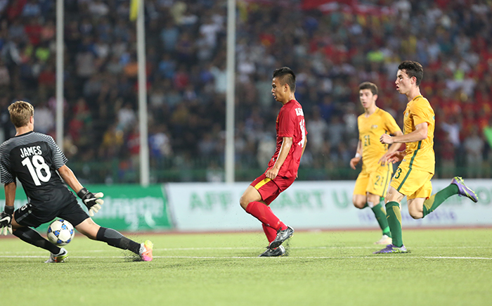 Lối chơi đ&ocirc;i c&ocirc;ng ở hiệp 2 đ&atilde; gi&uacute;p U16 Việt Nam lội ngược d&ograve;ng ngoạn mục