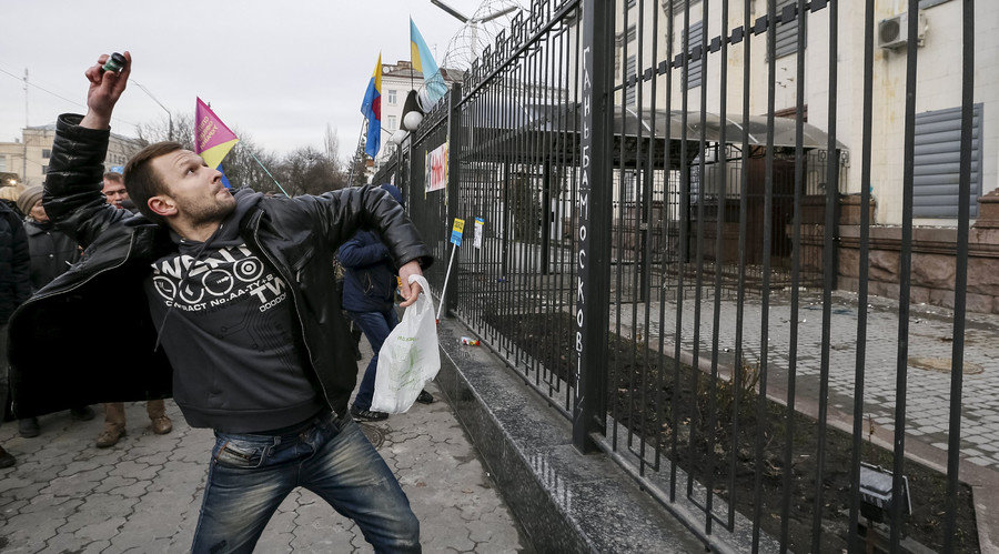 Người biểu tình Ukraine tấn công đại sứ quán Nga