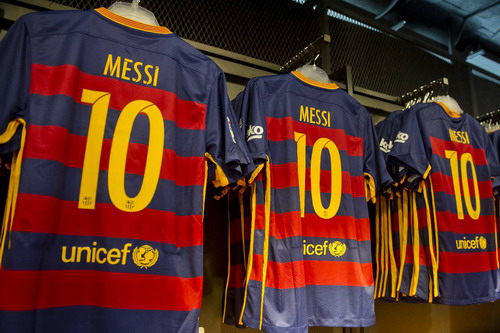 Dòng chữ UNICEF vẫn còn trên áo đấu của Barcelona