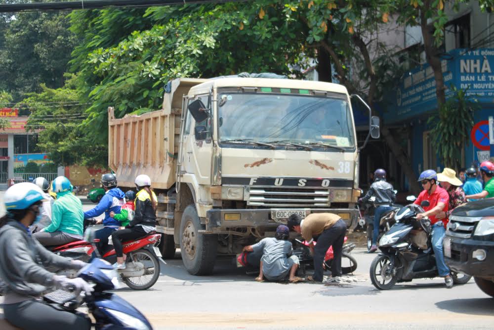Hai nữ sinh bò ra từ gầm xe tải, nhiều người đứng tim