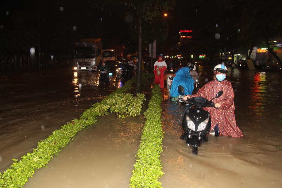 Biên Hòa cho học sinh nghỉ sớm để tránh mưa ngập, kẹt xe