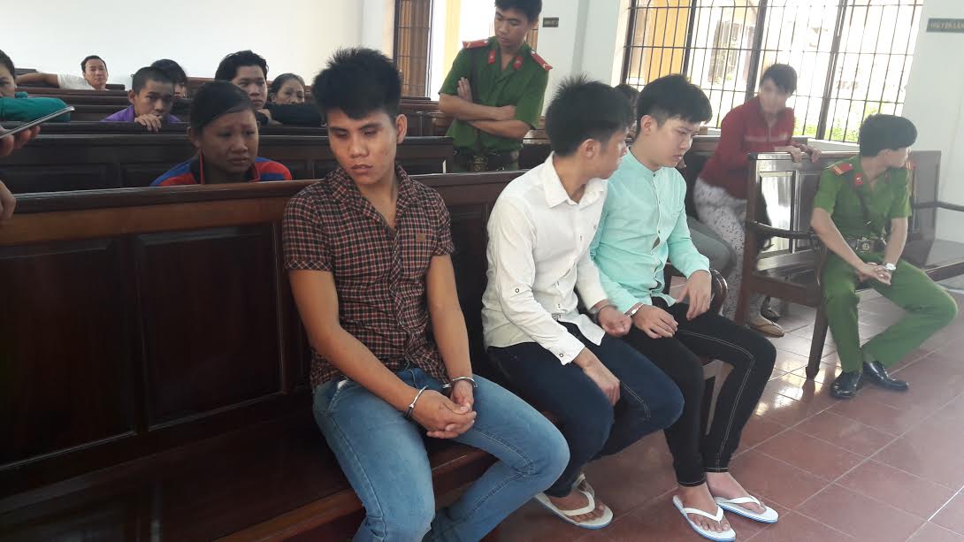 Nữ sinh méc bị trêu ghẹo, 3 thanh niên truy sát đẫm máu