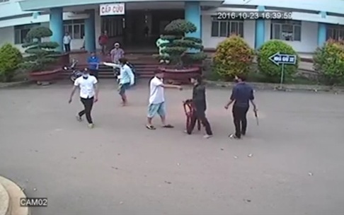 Cảnh hàng chục kẻ lao vào bệnh viện đâm chém được camera ghi lại
