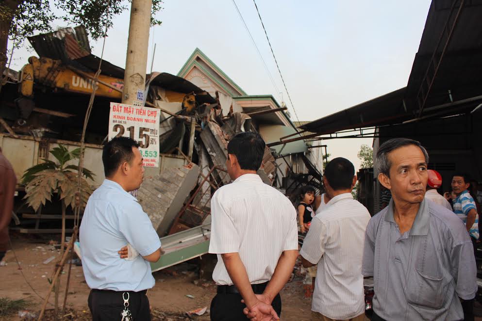 Xe cẩu tông sập tiệm thuốc tây trong tiếng la hét của tài xế