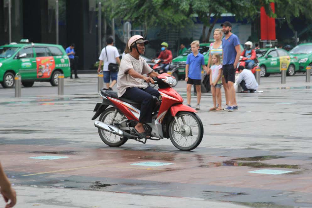 Phố đi bộ đông nhưng kém vui