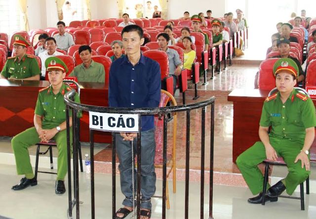 Khuyên uống ít rượu ở đám cưới, bị chém suýt chết