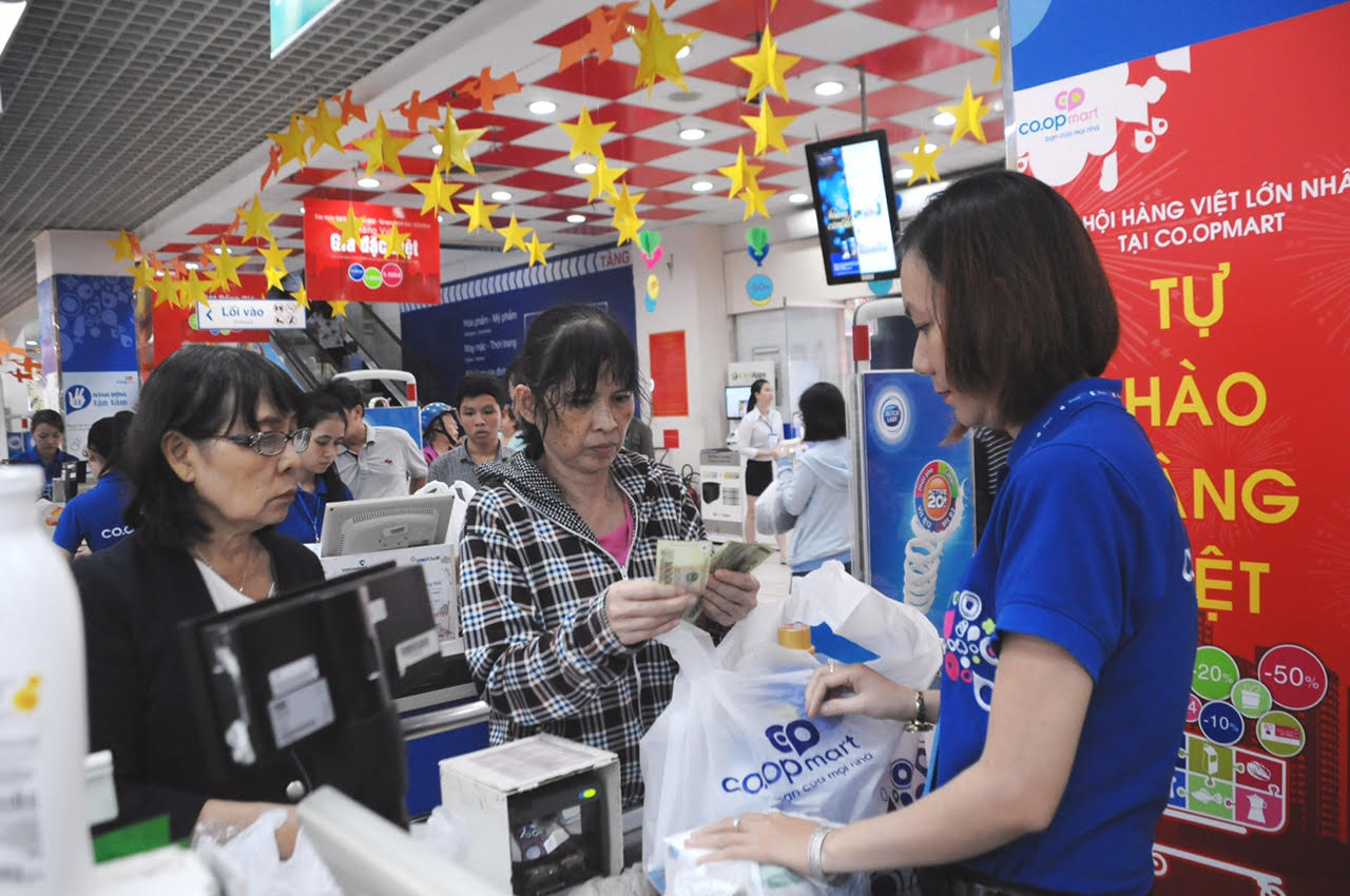 Co.opmart “xả hàng” bột giặt, nước rửa chén, dầu gội đầu