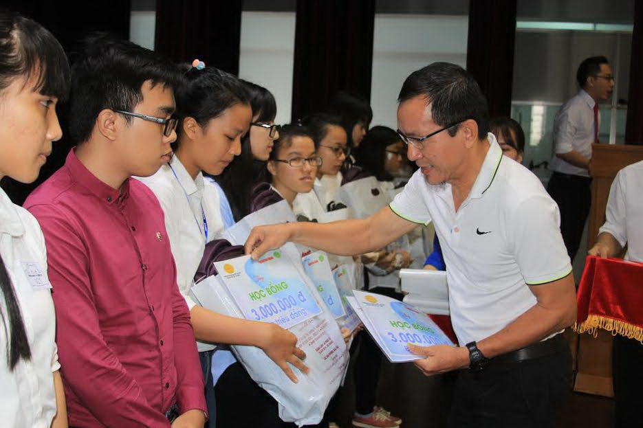 Trao 60 suất học bổng