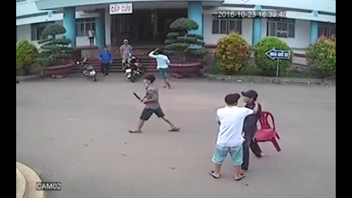 Làm rõ vụ chém nhau như phim ở sân bệnh viện