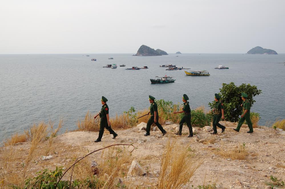 Lực lượng Biên phòng Nam Du tuần tra, kiểm tra tình trạng sạt lở