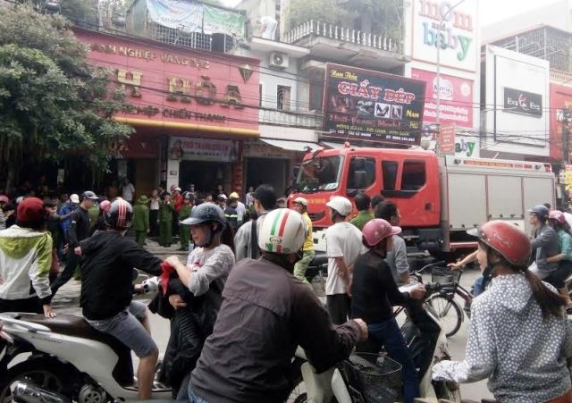 Tiệm vàng bốc cháy, cả phố náo loạn
