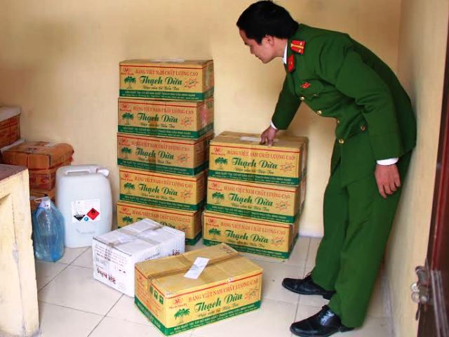 Hàng trăm chai dấm bằng nước lã với axit sắp ra thị trường