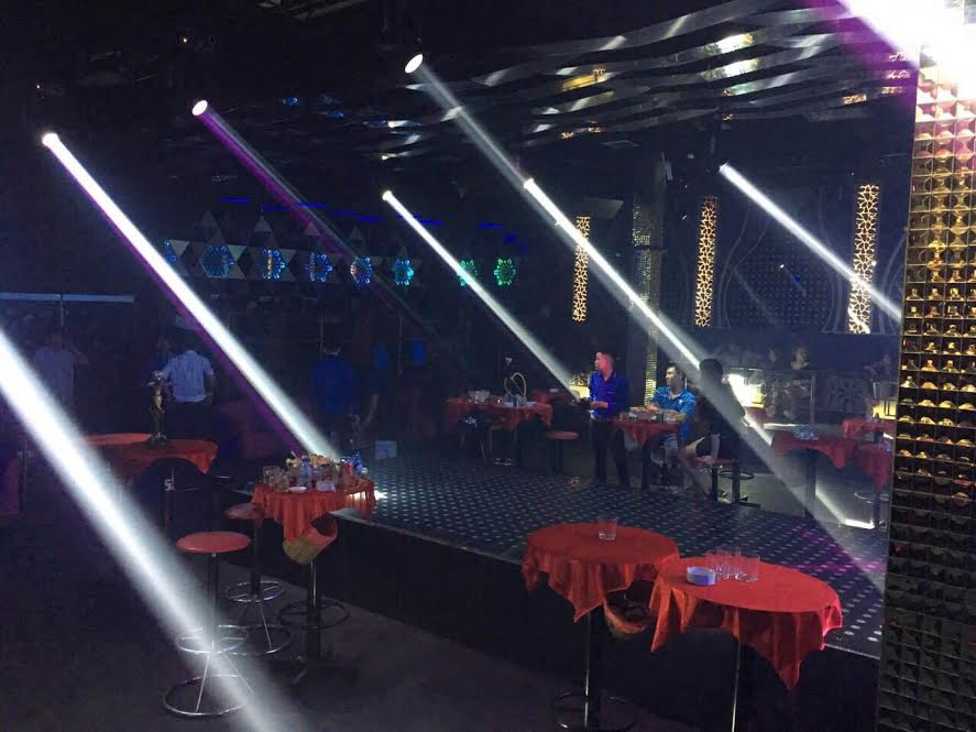 
B&ecirc;n trong qu&aacute;n bar Up Night Club
