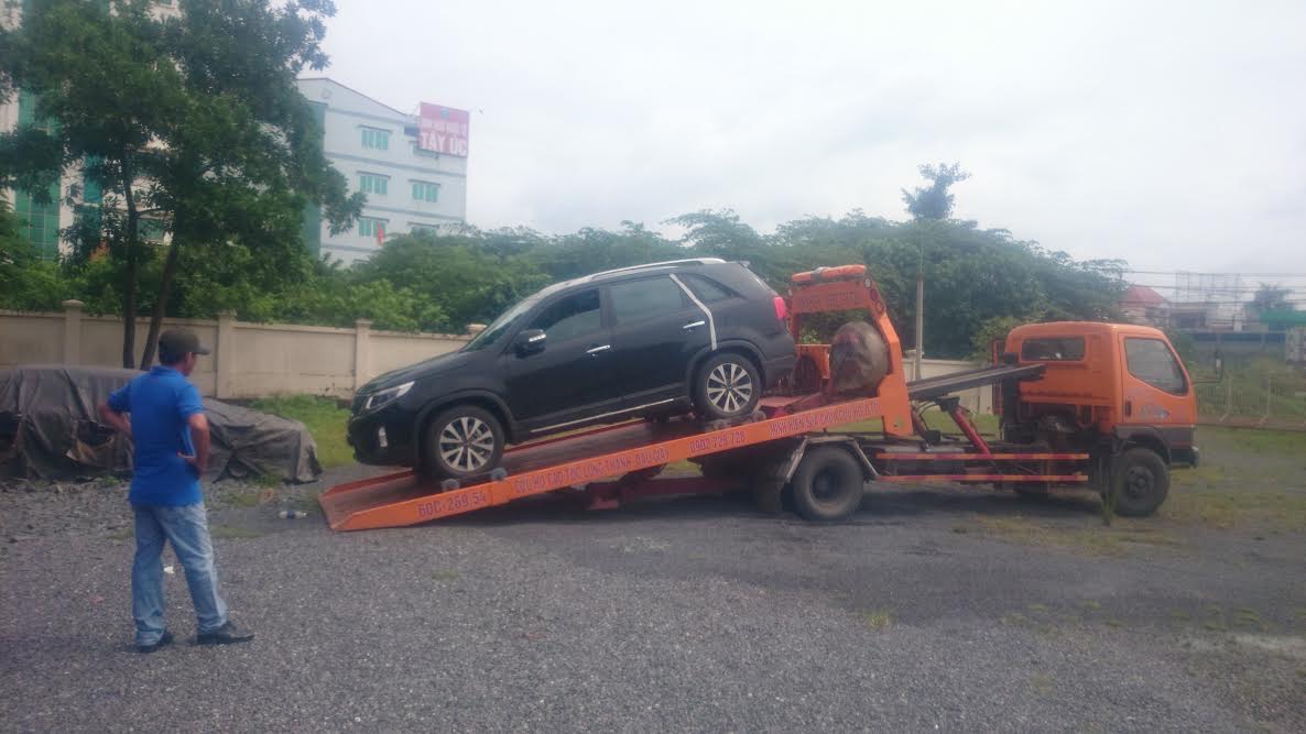Đồng Nai: Cẩu cả “xế hộp” cùng nữ tài xế cố thủ về đồn