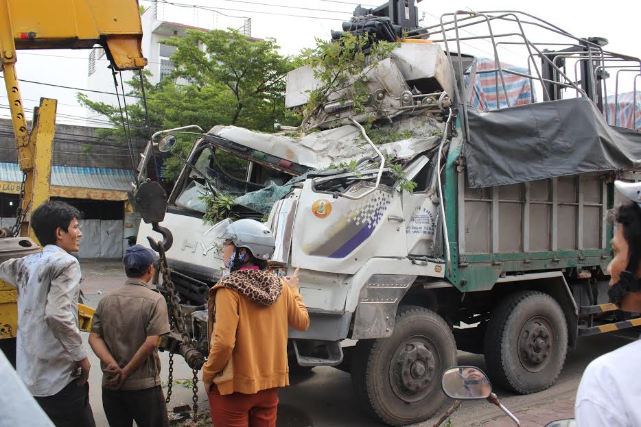 Kinh hoàng xe tải lao thẳng vào nhà dân