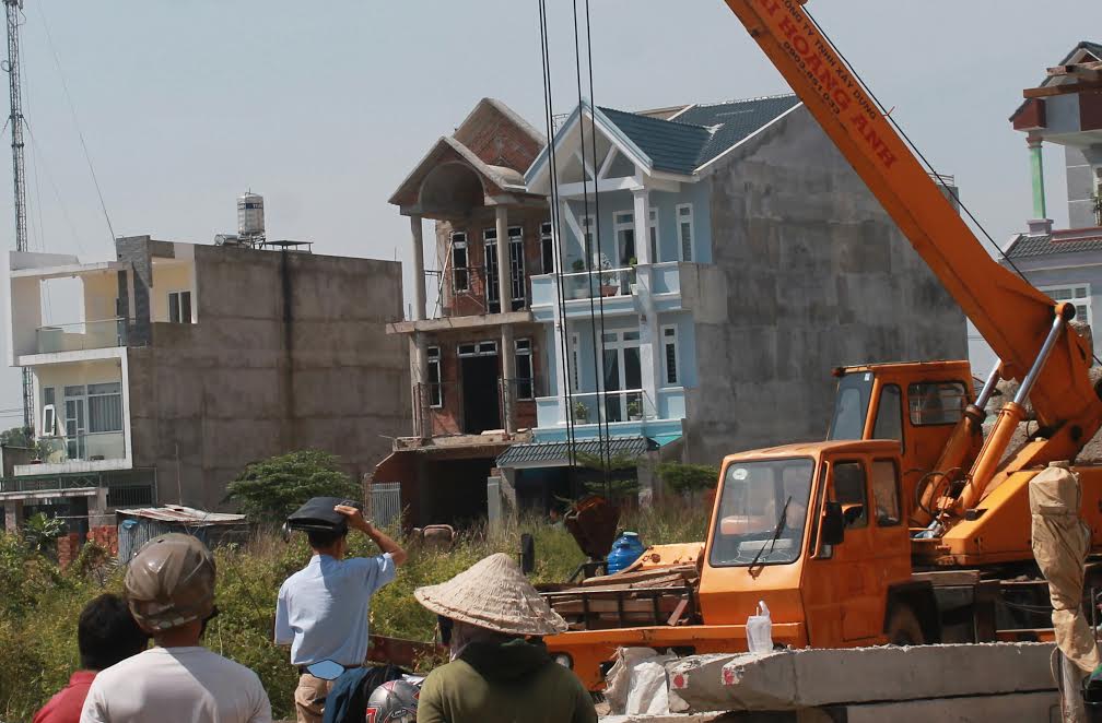 Máy ép cọc công trình cuốn chết nam công nhân