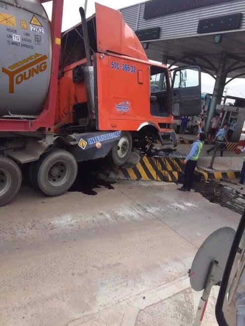 3 ngày, 2 lần trạm thu phí cầu Đồng Nai bị xe tông