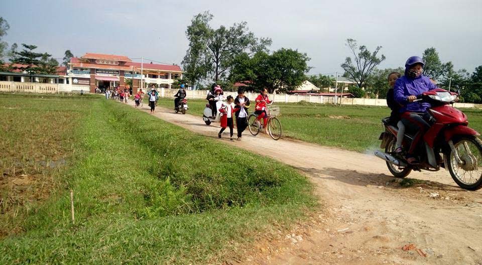 Đến trường trên “đoạn đường đau khổ”