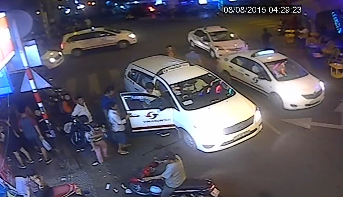 Video ghi lại khách nước ngoài ở Bùi Viện cùng xông ra bắt cướp