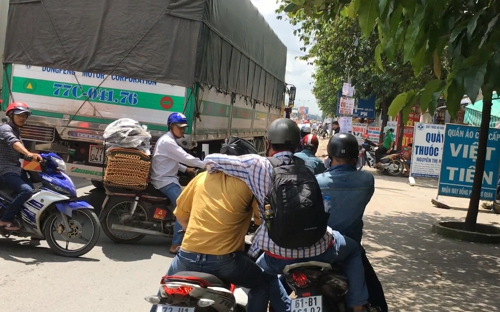 
Hiệp sĩ Hải chở hiệp sĩ Nguy&ecirc;n từ ph&iacute;a sau rồ ga đến kẹp cổ đối tượng
