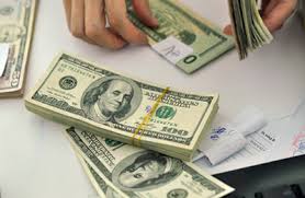Gặp công an, bỏ chạy và ném lại gần 30.000 USD giả