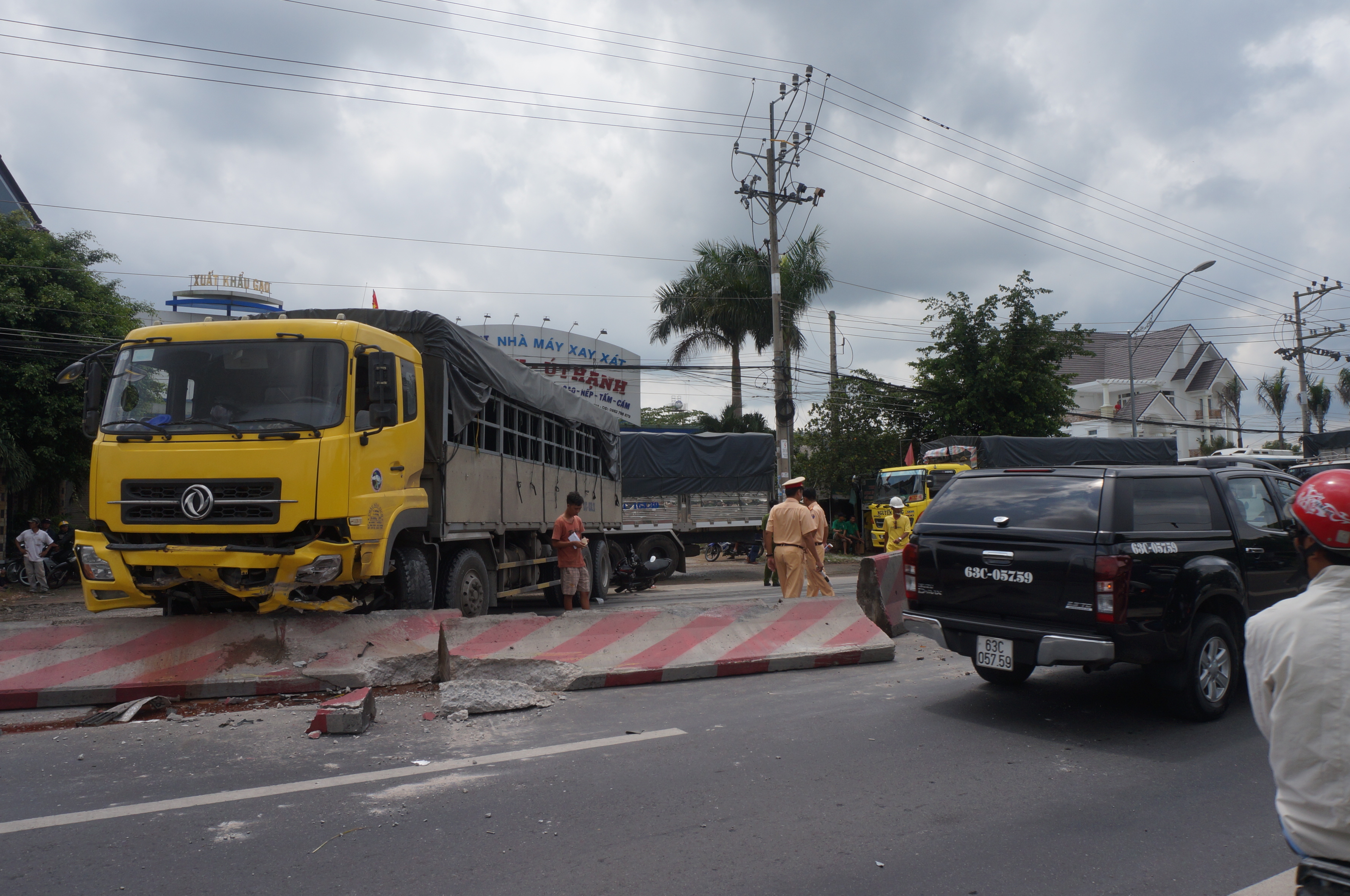 Tông vào xe tải chắn ngang đường, 2 vợ chồng bị thương nặng