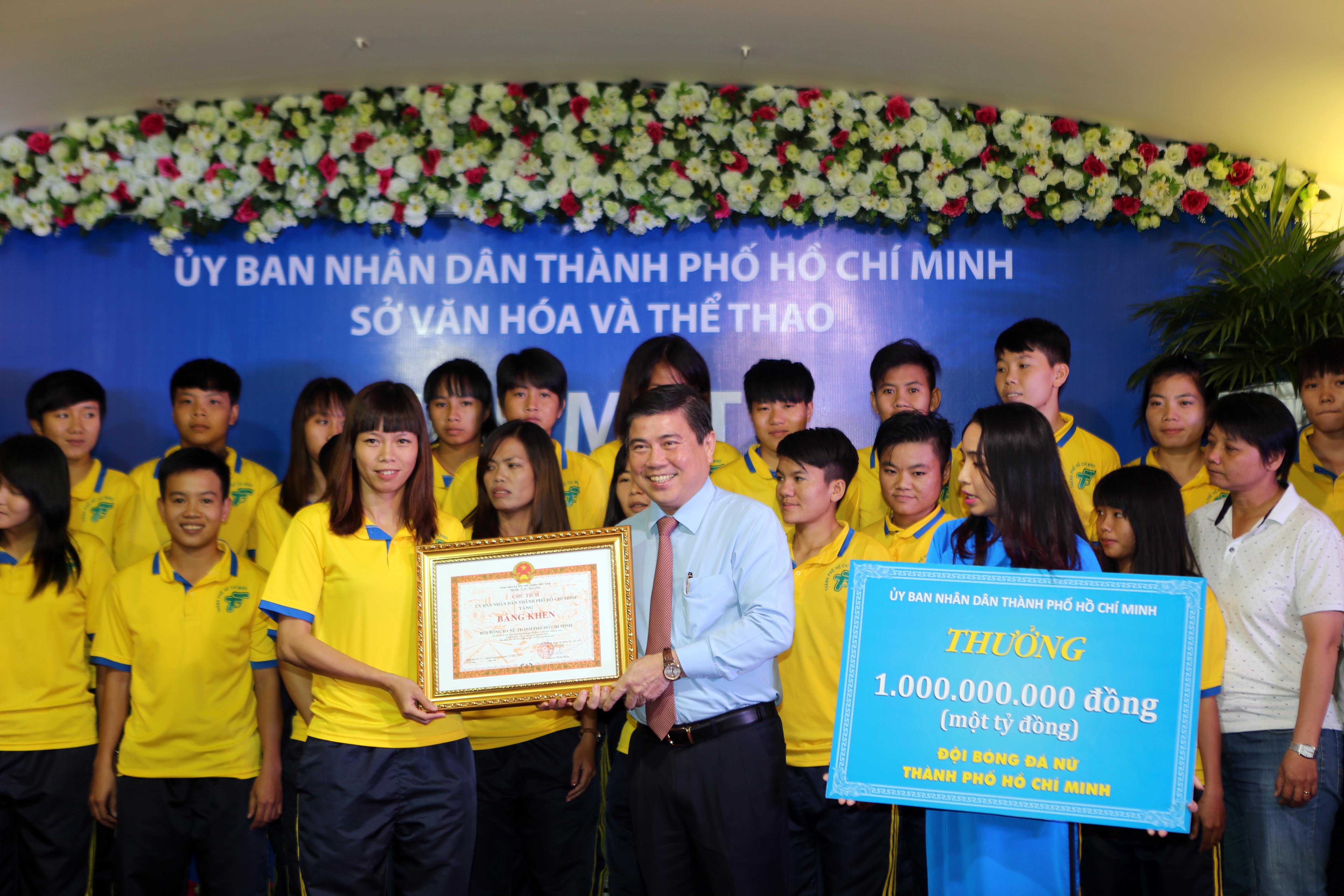 Thưởng hơn 4 tỉ cho các đội bóng đá TP HCM