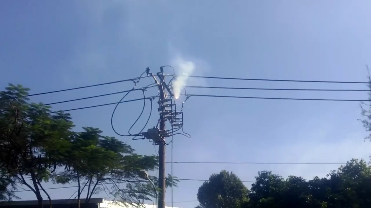 Bó dây điện phát nổ, bắn tia lửa như pháo hoa