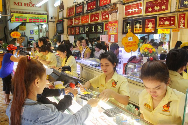 Vàng tăng giá liên tục, tỉ giá trung tâm phá đáy