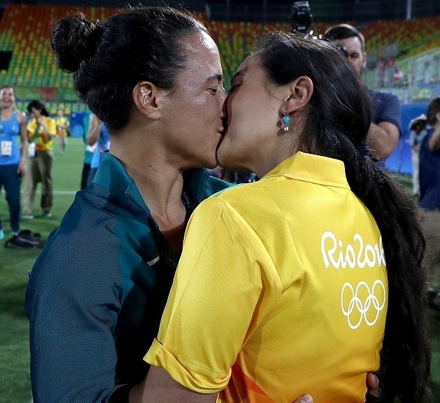 Xem màn cầu hôn đồng tính nữ sốc nhất Olympic