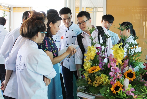 Cô Phan Thúy Oanh cùng các bạn sinh viên Việt Giao trong giờ học cắm hoa nghệ thuật