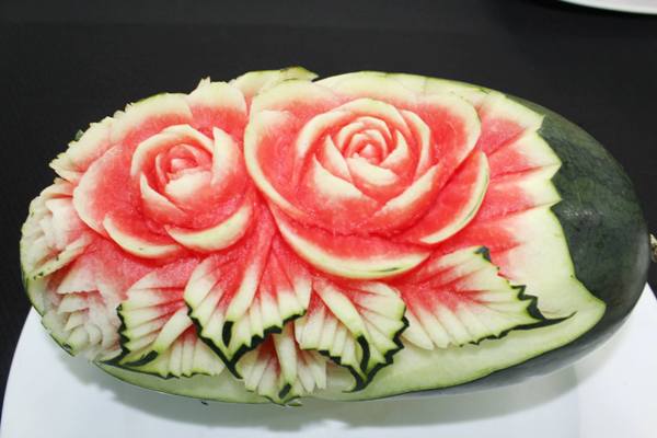 Với các kiểu cắt tỉa, cắm hoa mà cô Thúy Oanh huớng dẫn, các bạn sinh viên đã có thể kiếm đuợc thu nhập trong dịp lễ tết