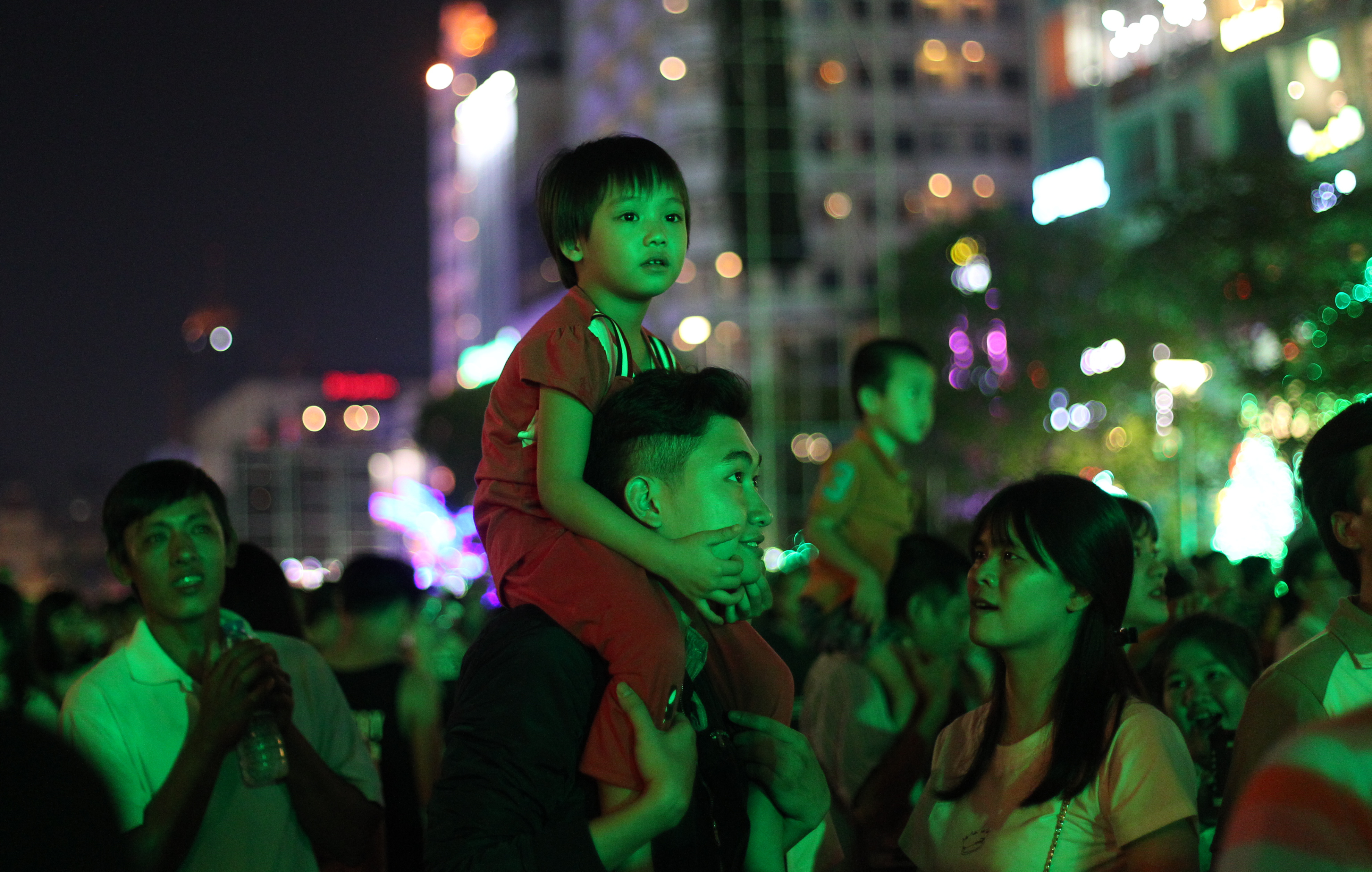 
D&ugrave; năm nay kh&ocirc;ng c&oacute; bắn ph&aacute;o hoa nhưng lượng người đến phố đi bộ chờ khoảnh khắc giao thừa cũng rất đ&ocirc;ng
