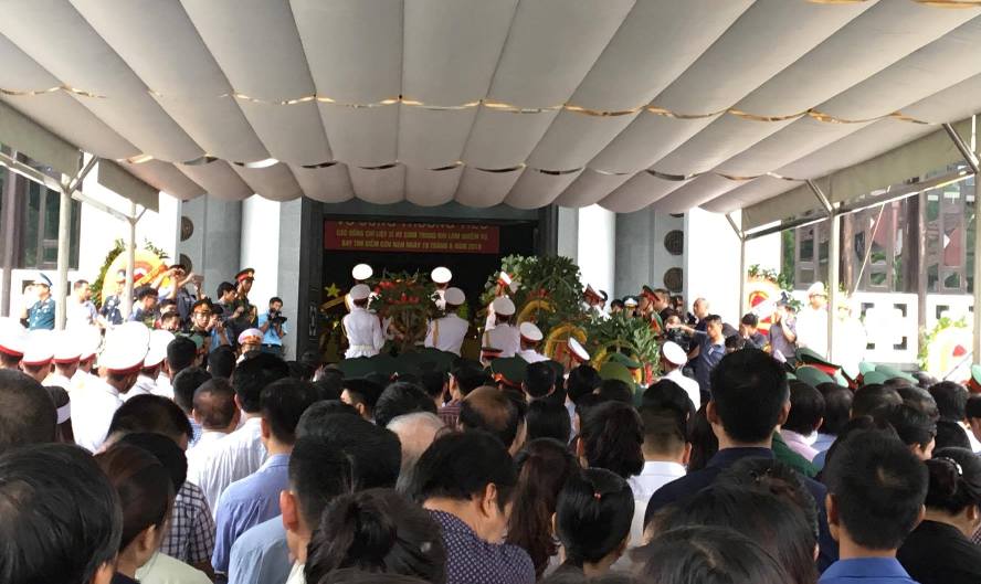 D&ograve;ng người v&agrave;o viếng