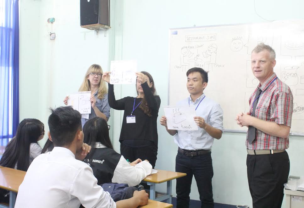 SV Việt Giao học tiếng Anh theo chương trình Tesol với giáo viên ngoại
