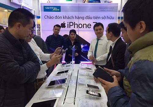 Viettel Store giao 4.000 iPhone 7 trong ngày đầu tiên