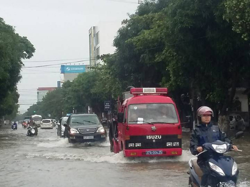 Xe cứu hộ ứng trực, tuần tra trên các tuyến phố bị ngập ở TP Vinh để sẵn sàng cứu hộ