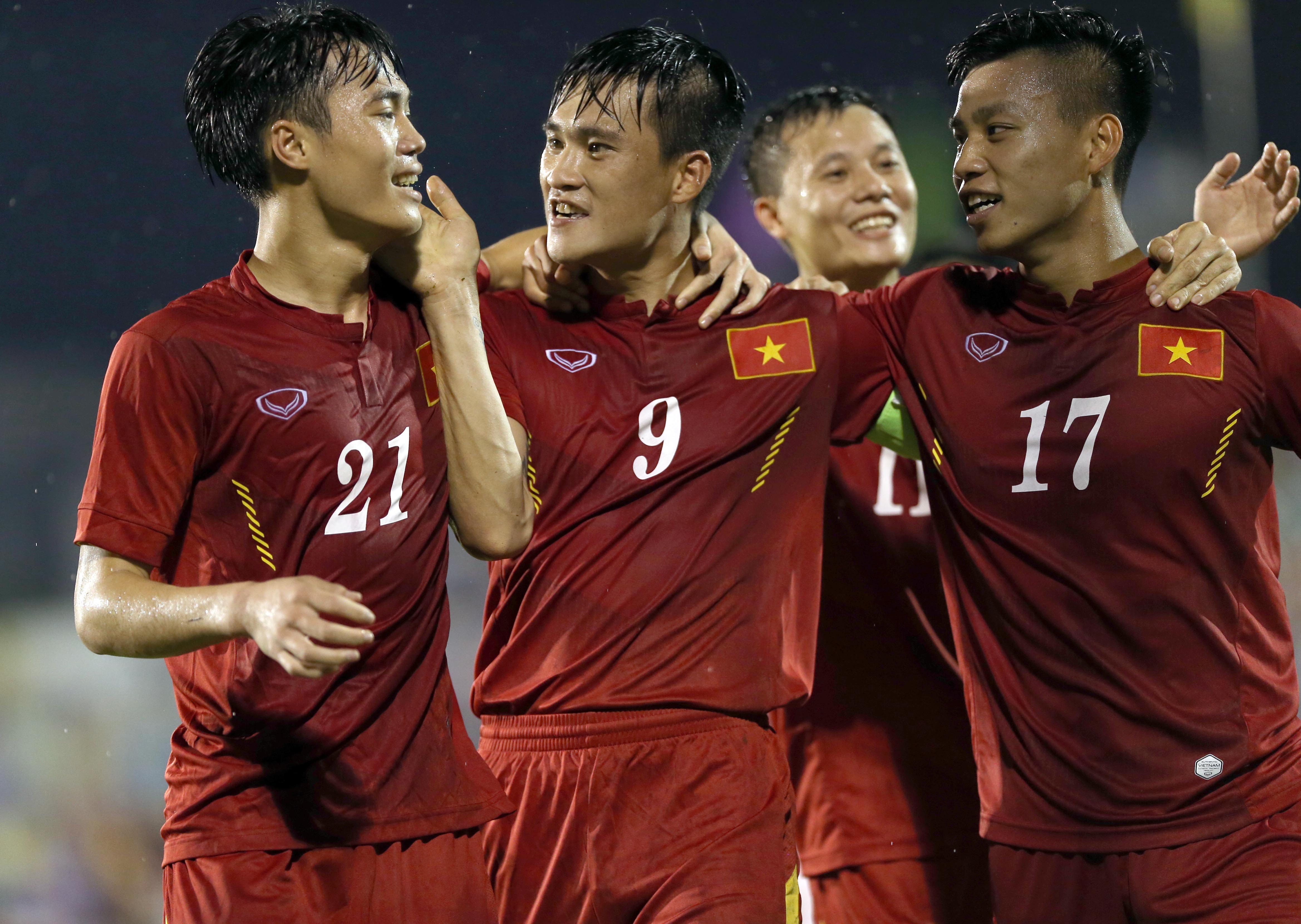 Công Vinh âu yếm nựng Văn Toàn