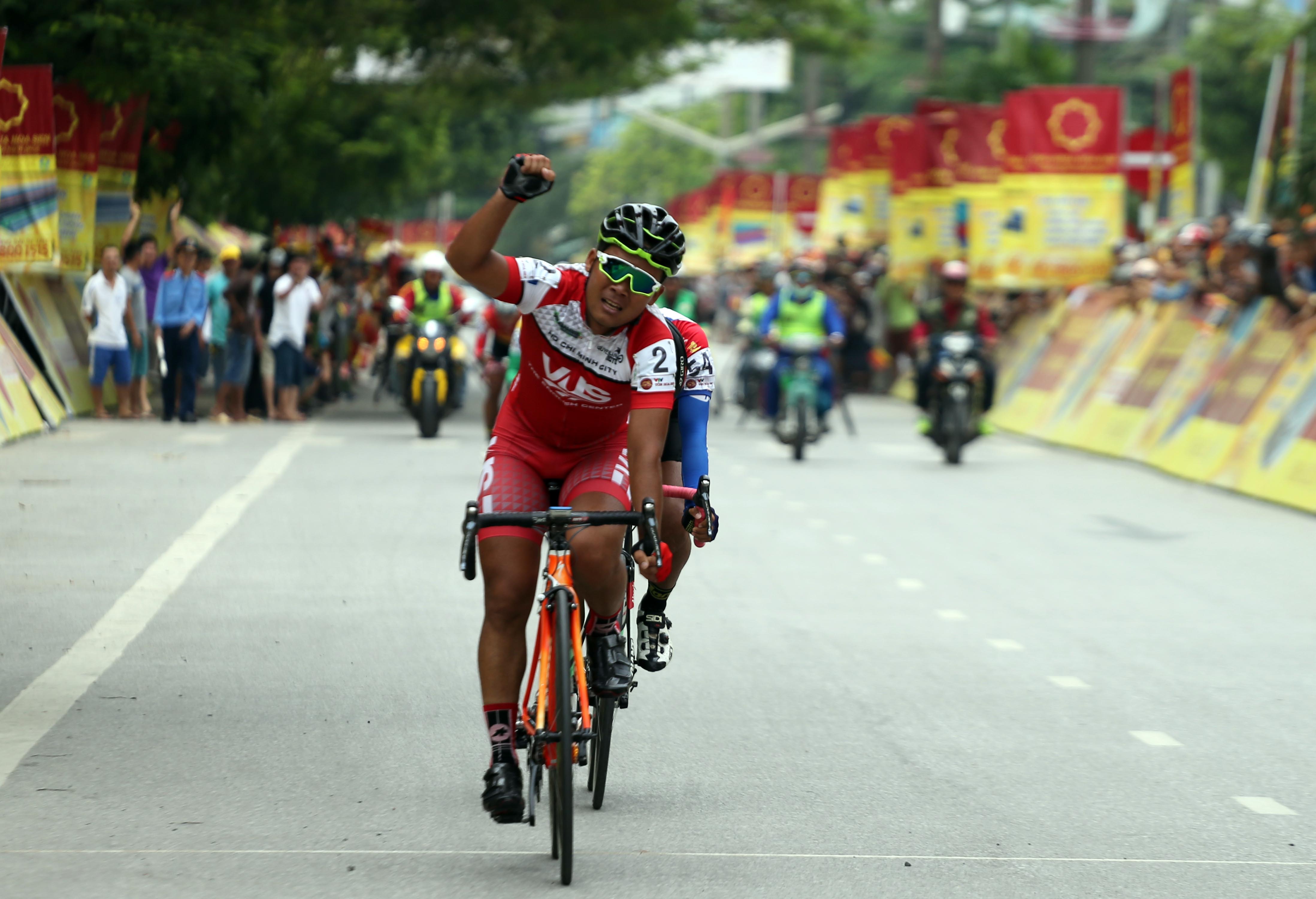 Cúp Tôn Hoa Sen 2016: Lê Văn Duẩn áp đảo