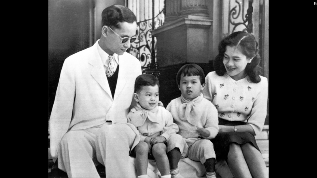 
Ảnh chụp gia đ&igrave;nh Quốc vương Bhumibol Adulyadej tại Cung điện Chitralada năm 1955. Ảnh: AP
