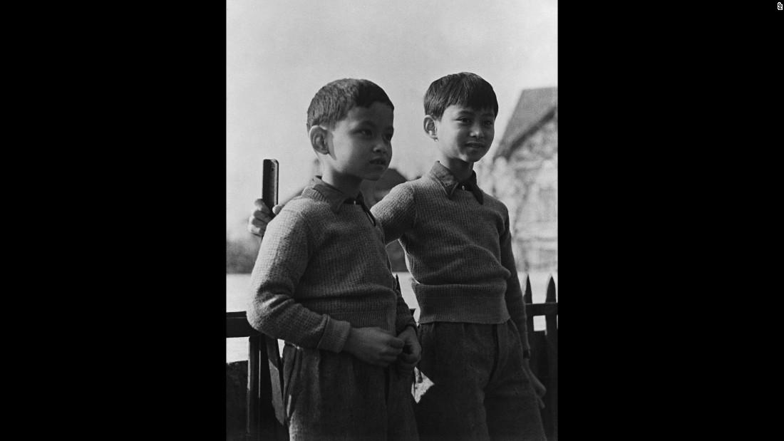 
Ảnh chụp Bhumibol (tr&aacute;i) v&agrave; anh trai, Ananda Mahidol, tại TP Lausanne - Thụy Sĩ năm 1935. Ảnh: AP
