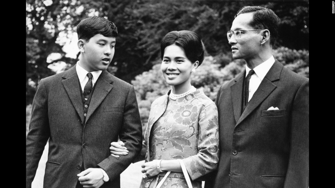 
Quốc vương Bhumibol Adulyadej c&ugrave;ng vợ v&agrave; con trai Vajiralongkorn trong chuyến thăm Anh năm 1966. Ảnh: AP
