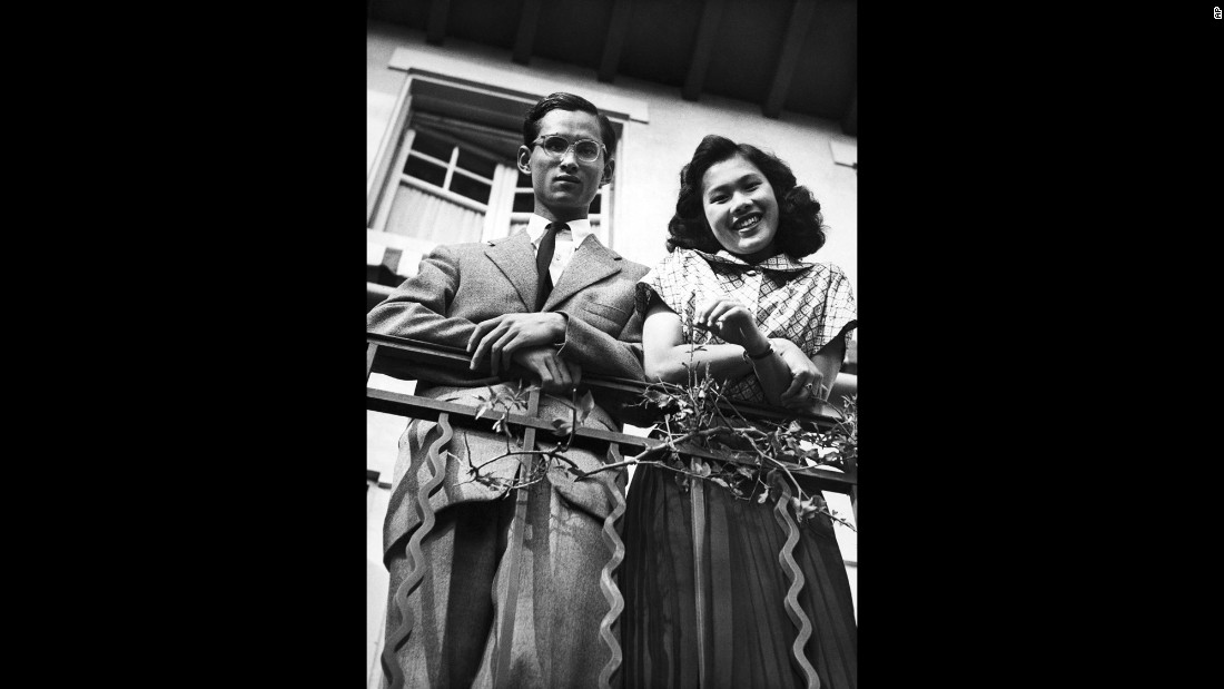 
Bhumibol v&agrave; người vợ tương lai Sirikit Kityakara chụp tại Lausanne năm 1949. Cặp đ&ocirc;i n&agrave;y kết h&ocirc;n 1 năm sau đ&oacute; tại Cung điện Srapathum ở thủ đ&ocirc; Bangkok. Ảnh: AP

 
