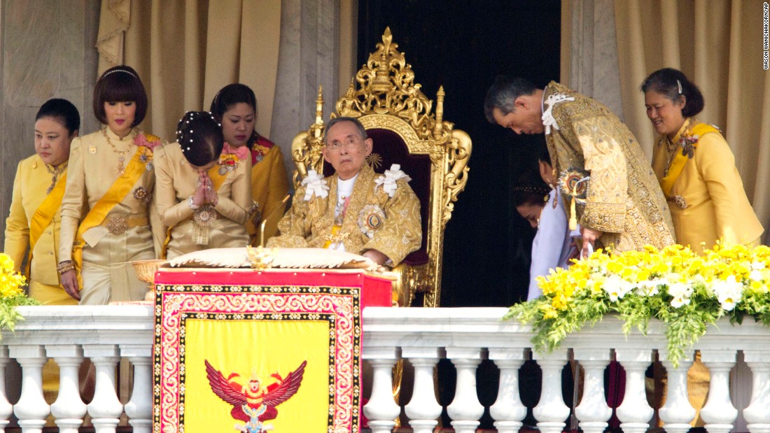 
Quốc vương Bhumibol Adulyadej xuất hiện c&ugrave;ng gia đ&igrave;nh nh&acirc;n dịp sinh nhật 85 năm 2012. &Ocirc;ng c&oacute; tổng cộng 4 người con. Ảnh: AP
