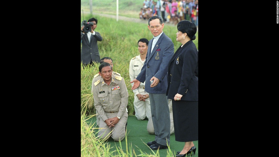 
Quốc vương v&agrave; Ho&agrave;ng hậu Th&aacute;i Lan thăm một c&aacute;nh đồng năm 1996. Ảnh: AP
