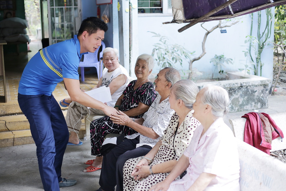 Bình Minh tặng quà Tết cho nghệ sĩ lão thành