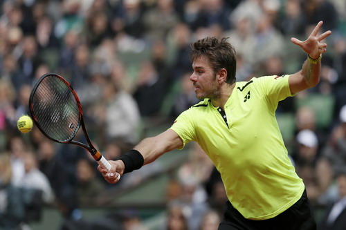 Wawrinka thoát hiểm phút cuối, Murray chờ phép lạ